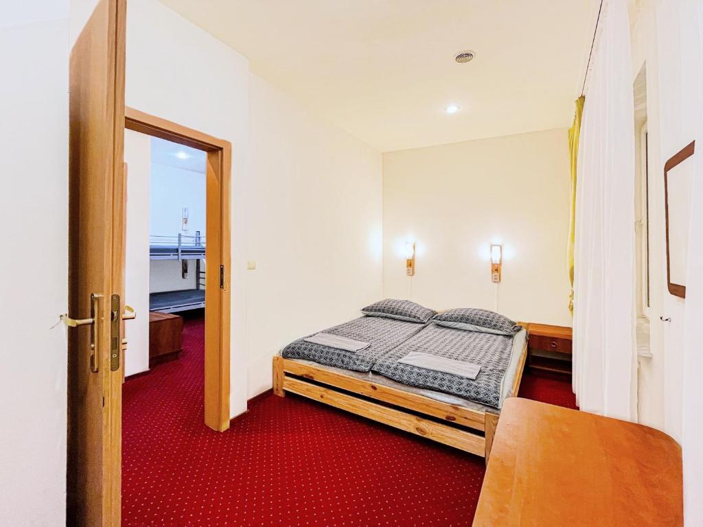 Fry House Hostel - 15min to Dworzec Zachodni, 5min to Klub Progresja - Family Room With Private Bathroom
