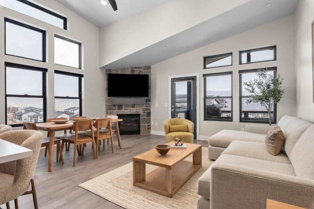 TV/trung tâm giải trí tại Luxury Stays Club B6 301, Lovely 3br condo, New Deer Valley 1 min, Park City 10 min