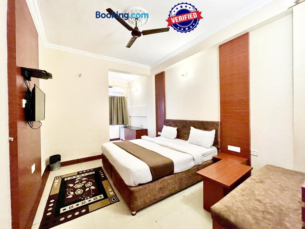 Habitación de hotel con cama y TV en Hotel Subham Beach inn ! PURI near-sea-beach-and-temple fully-air-conditioned-hotel with-lift-and-parking-facility en Puri