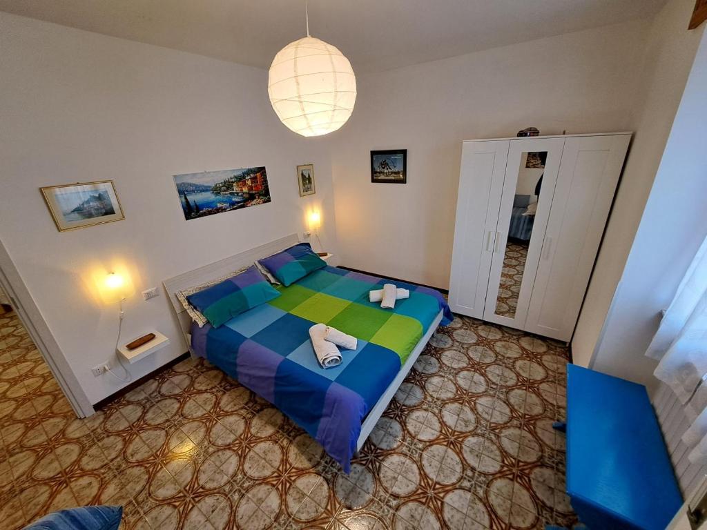 Un dormitorio con una cama azul y verde en una habitación en Green House Olivedo, en Varenna