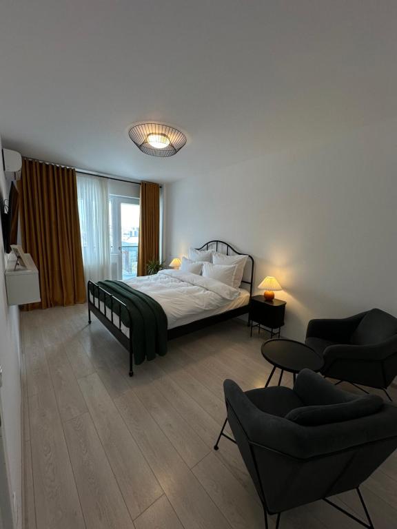 - une chambre avec un lit et un salon dans l&#39;établissement Q-192, à Iaşi