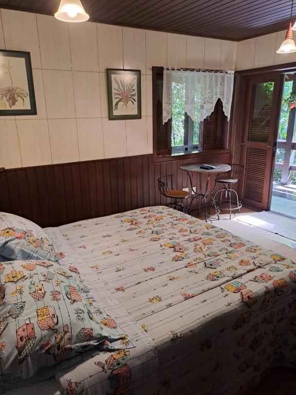 Postel nebo postele na pokoji v ubytování Chalé charmoso e aconchegante em Visconde de Maua