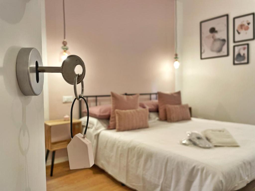 1 dormitorio con 1 cama con lámpara y mesa en BeHappyS Deluxe Apartment-Charming Balcony en Bolonia