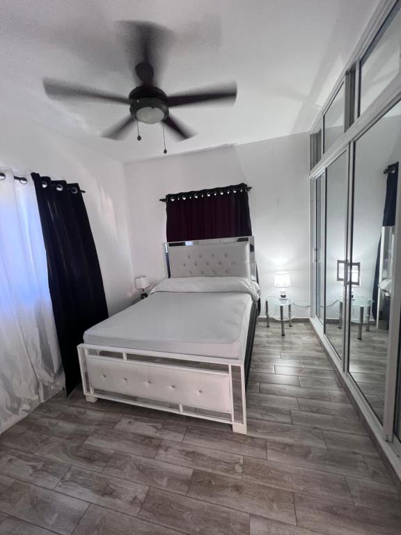 Vázquez apartamentos في La Piña: غرفة نوم مع سرير ومروحة سقف