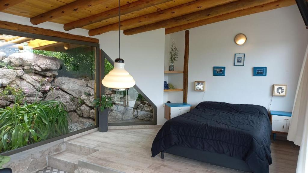 ein Schlafzimmer mit einem Bett und einem Aquarium in der Unterkunft Cabaña La Emilia - Villa Giardino in Villa Giardino