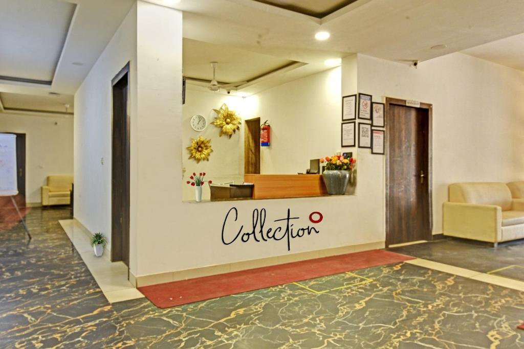 a lobby with a waiting room with a reception desk at Super Collection O Mountain View Resort in Rānchī