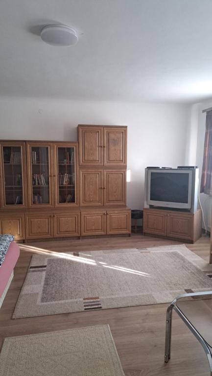 Televízia a/alebo spoločenská miestnosť v ubytovaní Villa Julia