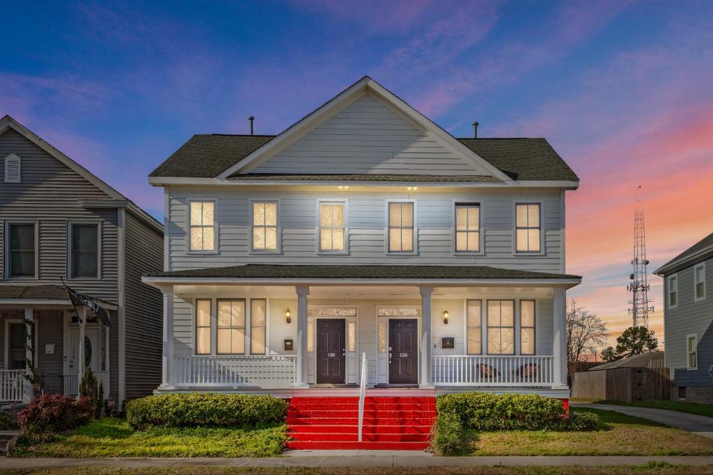 una casa bianca con una veranda rossa anteriore di Elegant and spacious a Portsmouth
