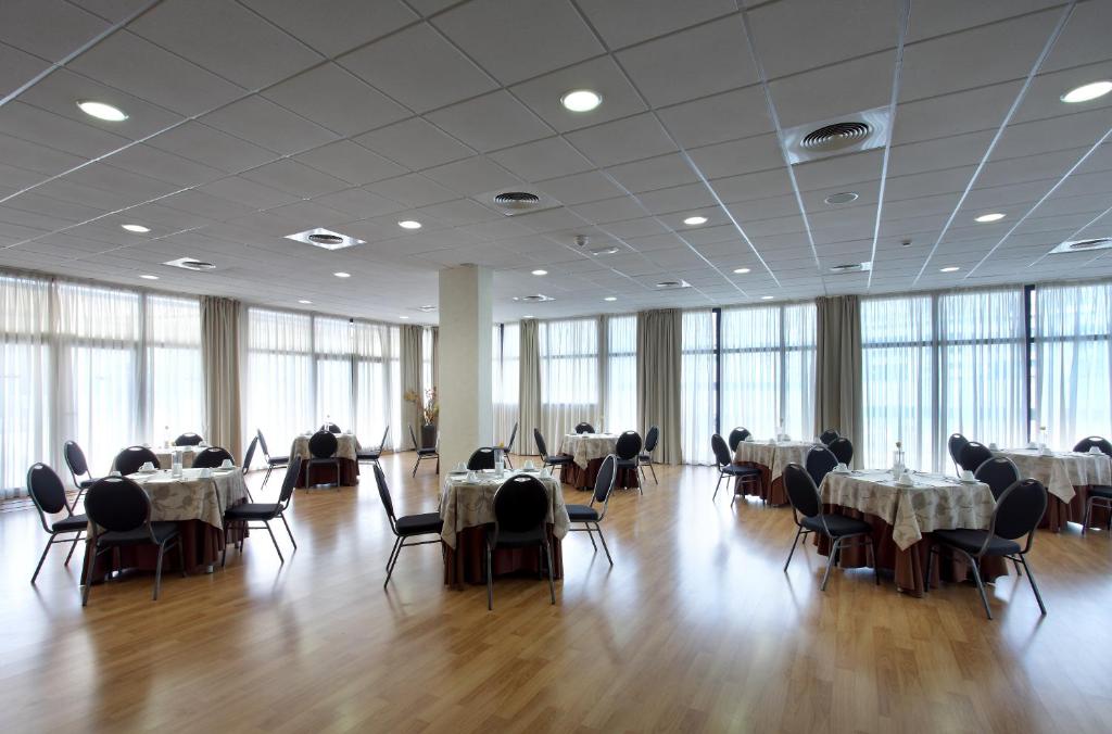 Un restaurante o sitio para comer en Exe Sevilla Palmera