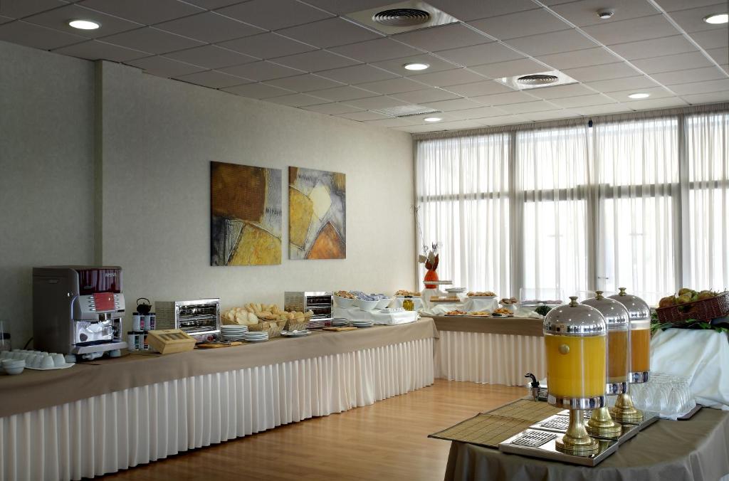 Comida en o cerca de este hotel