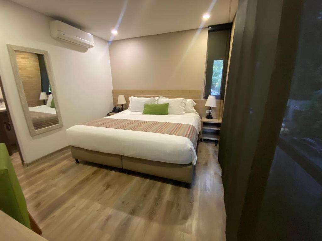 Postel nebo postele na pokoji v ubytování EcoHub Hotel Medellin