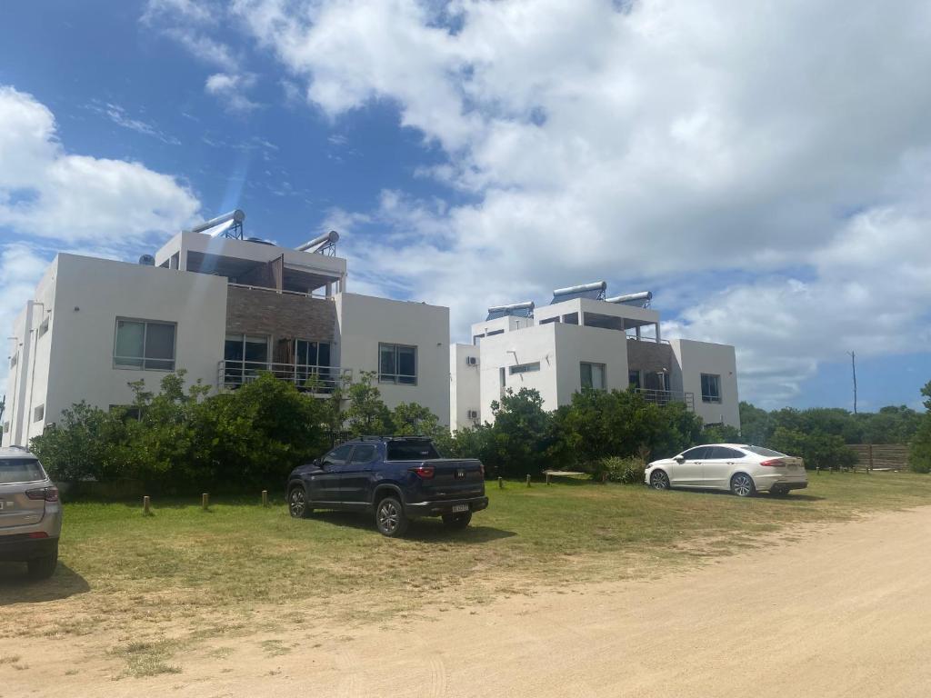 a black truck parked in front of a building at Arenas Garzón A 8 in José Ignacio