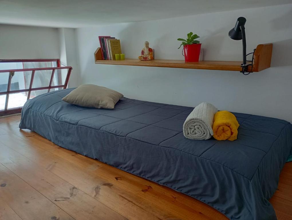 un letto con due cuscini sopra in una stanza di Bright brand new studio a Olivos