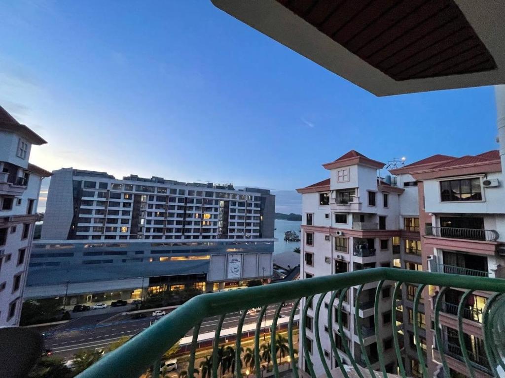uma vista para a cidade a partir de uma varanda com edifícios em Ber-Santai at Marina Court em Kota Kinabalu