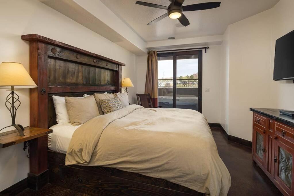 1 dormitorio con 1 cama grande y ventilador de techo en Luxury Downtown Rental (Hot Tub/Pet Friendly) - La Dolce Vita Villas #8, en Moab