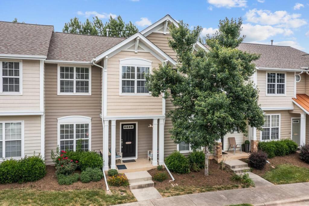 une maison avec un arbre en face dans l'établissement Peaceful, townhome in Hope Valley Farms, à Durham