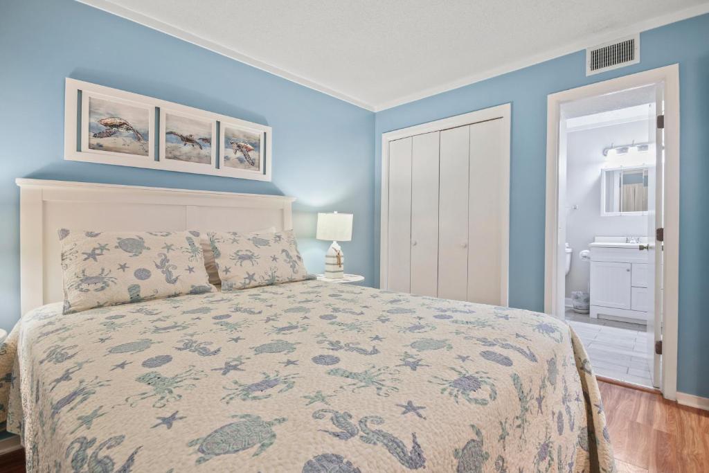 - une chambre avec un lit aux murs bleus dans l'établissement Myrtle Beach Resort A347, à Myrtle Beach