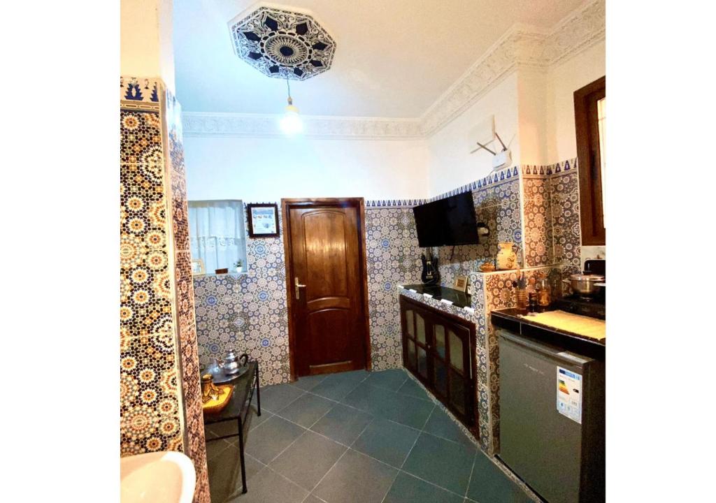 cocina con fregadero y encimera en Apartment in Safi Fantastic Near the sea, Morocco en Safi