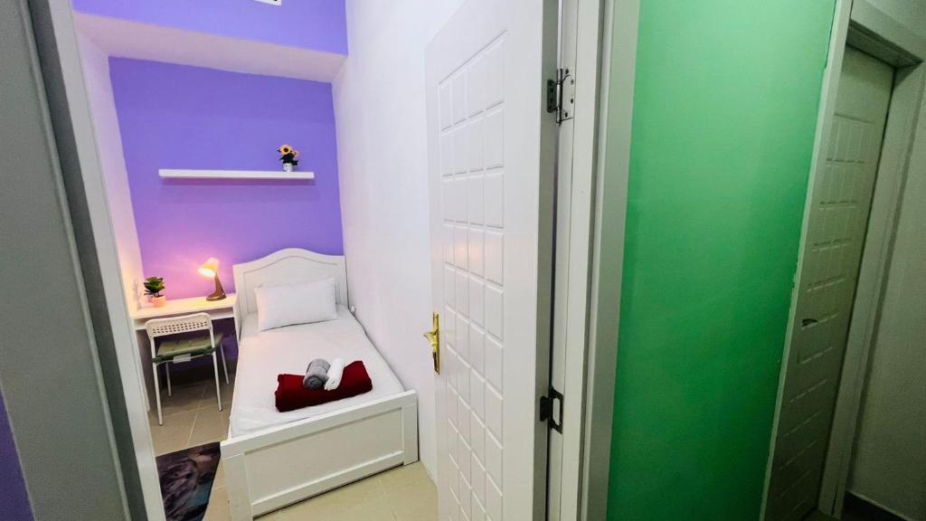 Voodi või voodid majutusasutuse Seperate Partition Room in Tecom / Barsha Heights toas