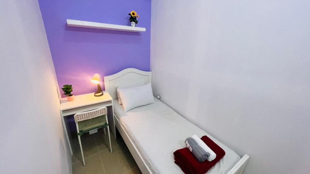 Voodi või voodid majutusasutuse Seperate Partition Room in Tecom / Barsha Heights toas