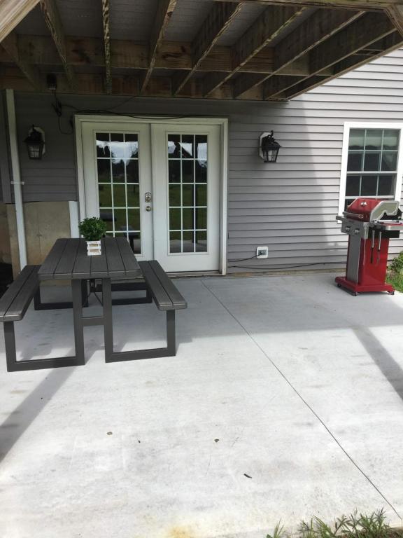 Privacy, entertainment, comfort galore 2 BR LR 1BA Home Theater, Pool Table - Appartement De Deux Chambres