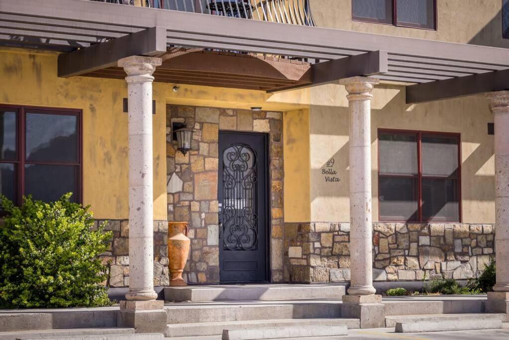 eine Eingangstür eines Hauses mit einer Steinmauer in der Unterkunft Luxury Downtown Rental (Hot Tub/Pet Friendly) - La Dolce Vita Villas #9 in Moab