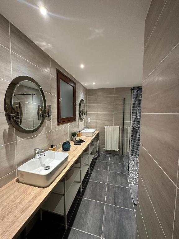 une salle de bain avec deux lavabos et une douche dans l'établissement Maison Confort Stationnement Privatif 6 pers, à Échirolles
