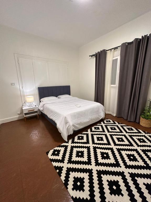 - une chambre avec un lit et un tapis noir et blanc dans l'établissement Perfect room in Downtown, au Caire