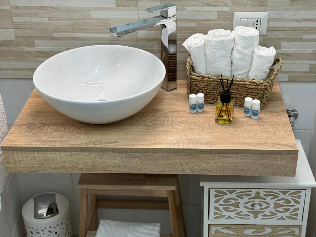 ein Waschbecken im Bad mit einer weißen Schüssel auf der Theke in der Unterkunft Amaré Guest House in Neapel