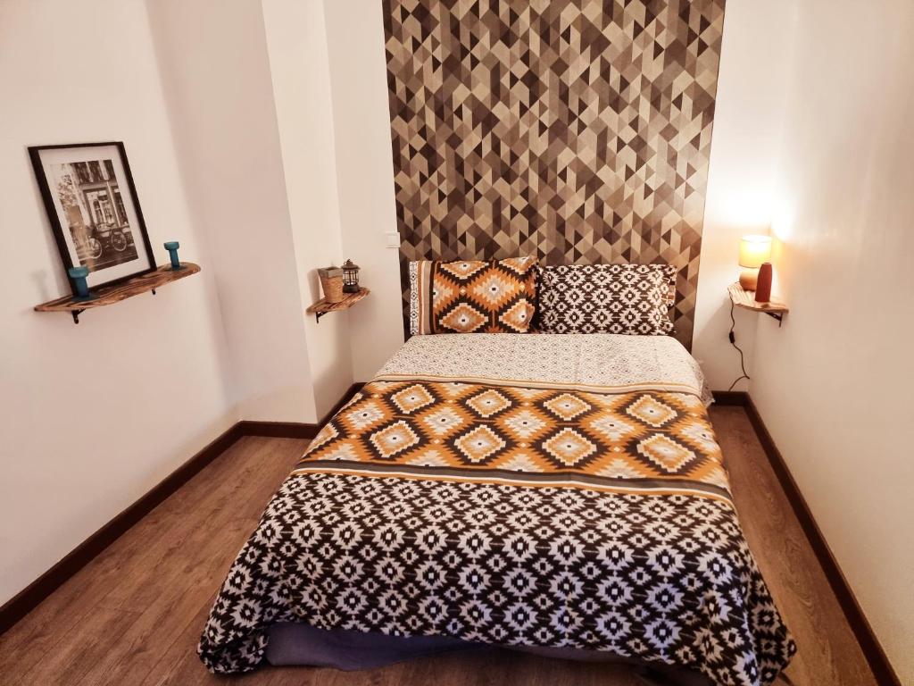 - une petite chambre avec un lit escamotable dans l'établissement Prestigieuse Résidence : N°14, à Bellac