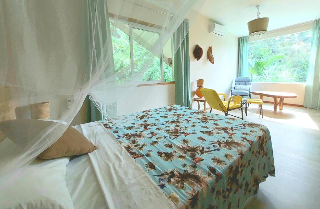 una camera con un grande letto a baldacchino di My Paradise a Baie Lazare Mahé