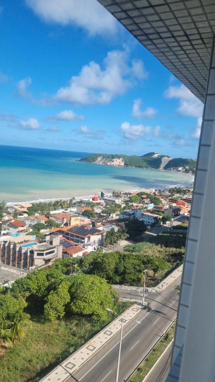 una vista aérea de la ciudad y el océano en PONTA NEGRA FLAT, en Natal