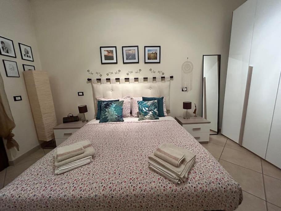 ein Schlafzimmer mit einem großen Bett mit zwei Handtüchern darauf in der Unterkunft Casa~Lu in Mentana