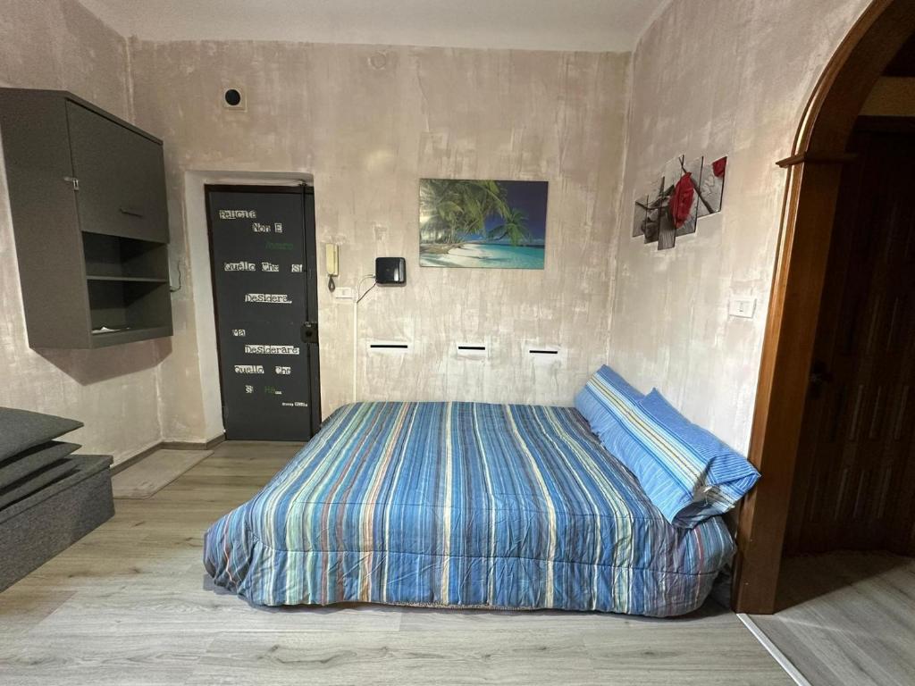 alchiccodoro في جينوا: غرفة نوم مع سرير مع لحاف أزرق