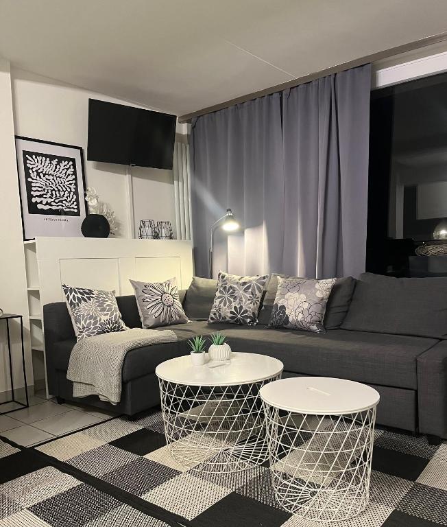 a living room with a couch and a table at kleine Flora - Apartment in Minden