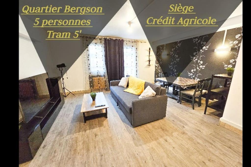- un salon avec un canapé et une table dans l'établissement Le Bergson 3 chambres Stationnement gratuit, à Saint-Étienne