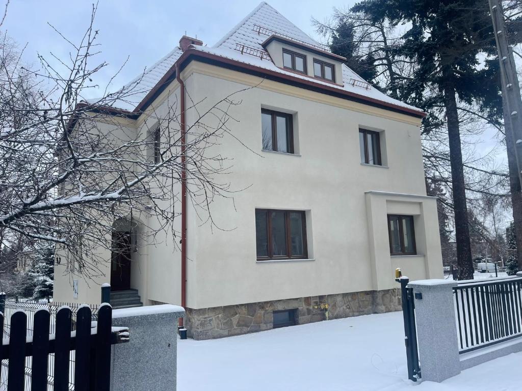 Dom na Słowiańskiej взимку