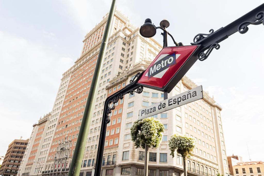 Gran Via 63 Rooms - Small Single Room With Private External Bathroom