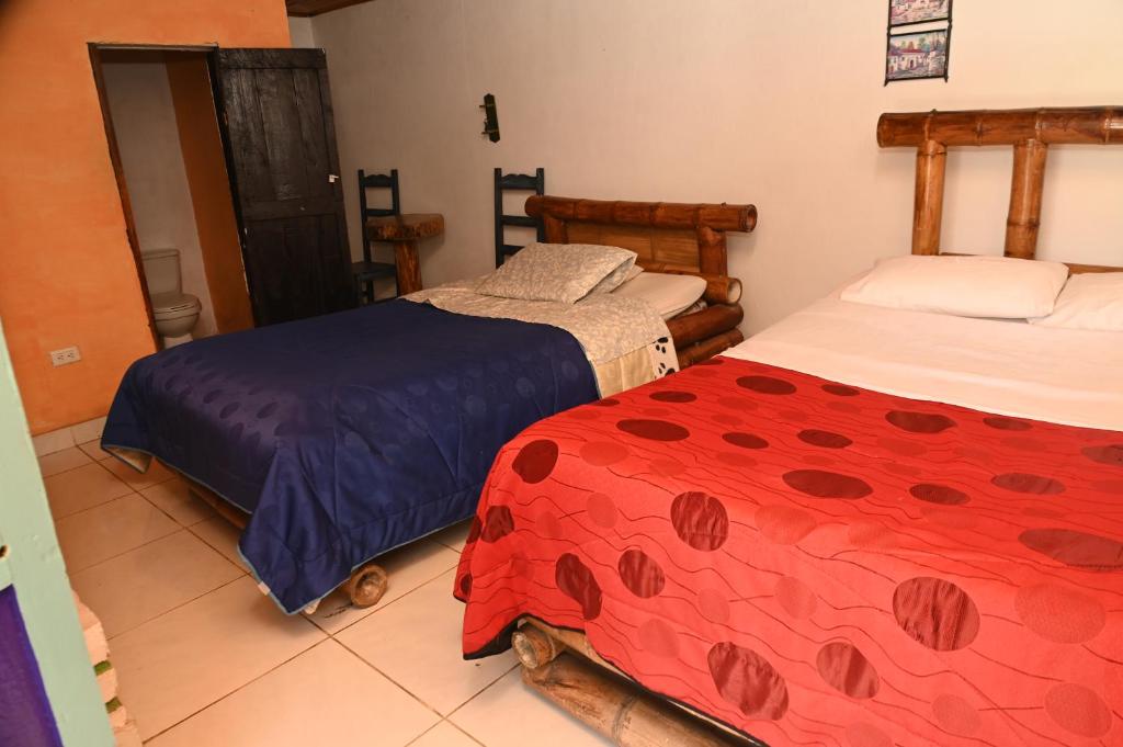 een slaapkamer met 2 bedden in een kamer bij Hotel Imperio Copacabana in San Agustín