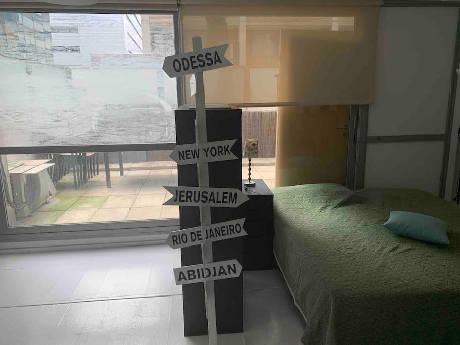 a street sign in a bedroom with a bed at Studio-Loft con Terraza in Madrid