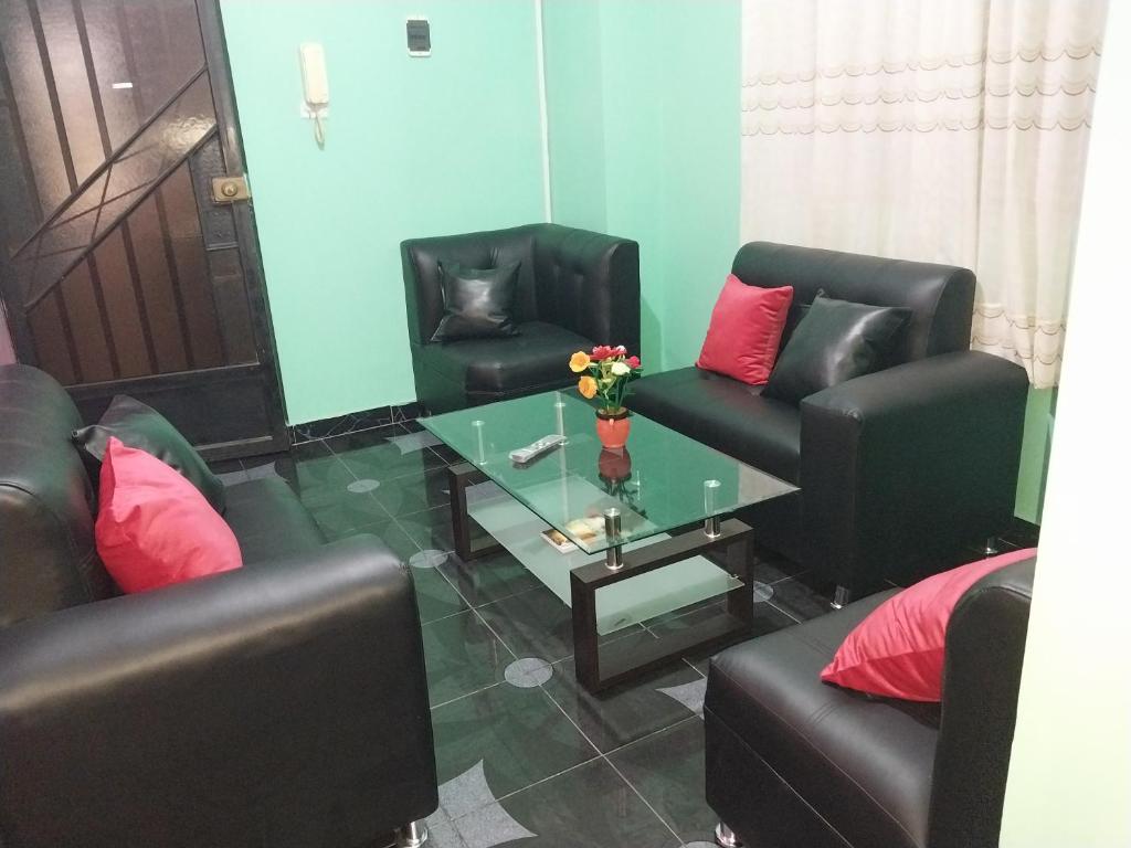 - un salon avec deux chaises et une table en verre dans l'établissement Depa - 204, à Moyobamba