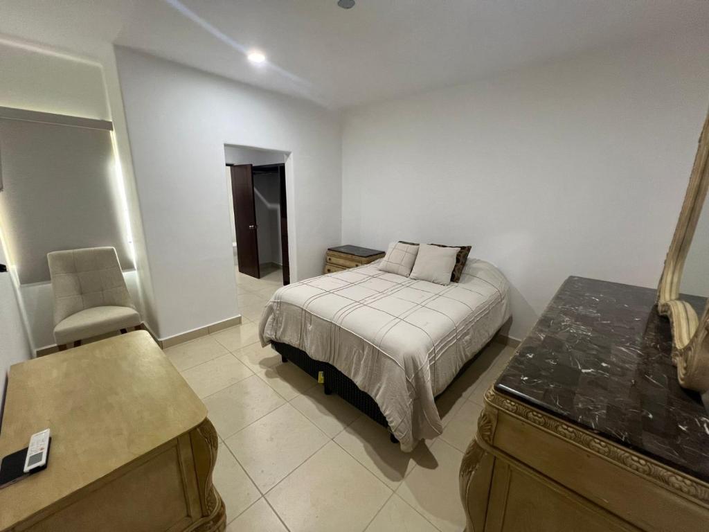 1 dormitorio con 1 cama y 1 silla en CASA PORTOBELLO, en La Paz