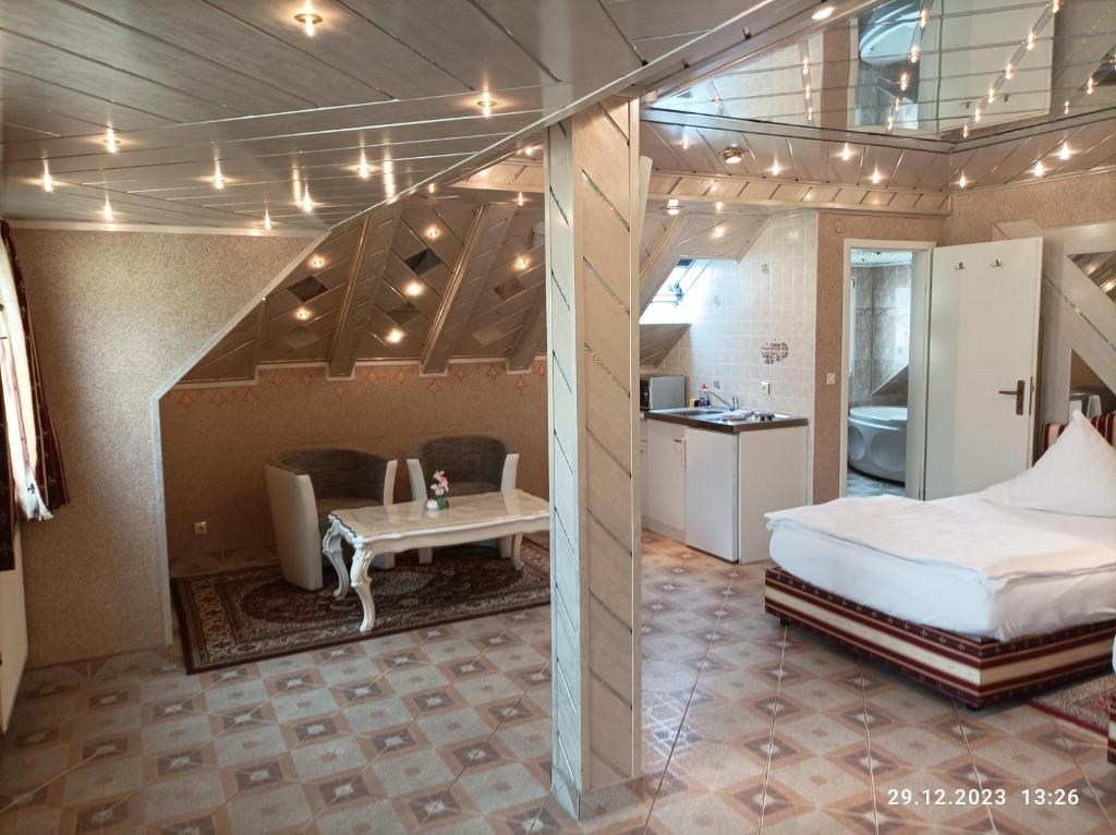 Postel nebo postele na pokoji v ubytování Central Hotel