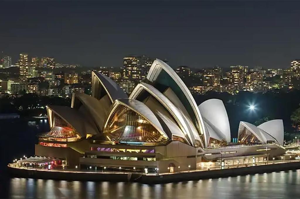 シドニーにあるLocation Location Executive Apartmentの夜のシドニーオペラハウスの眺め