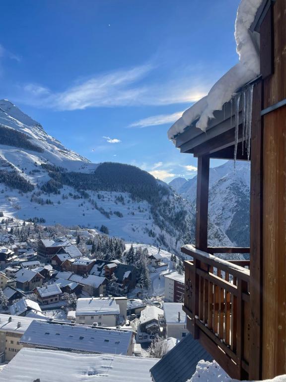 - une vue sur la neige depuis le balcon d'une maison dans l'établissement LES DEUX ALPES, appartement vue imprenable, à Les Deux Alpes