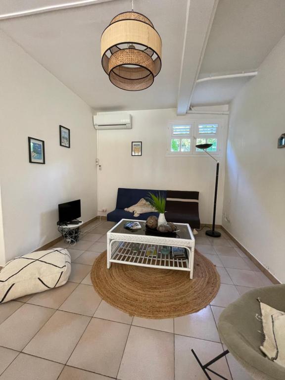 Posezení v ubytování Studio Rez de villa avec piscine