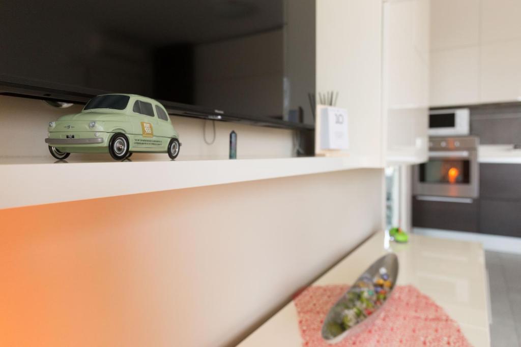 ein Spielzeugauto auf einem Regal in einer Küche in der Unterkunft Beltramini36 in Rimini