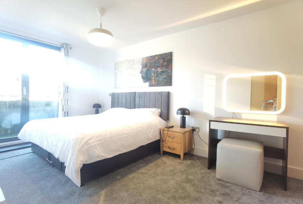 En eller flere senge i et værelse på Celaka Birmingham Central apartment, Free Indoor Parking