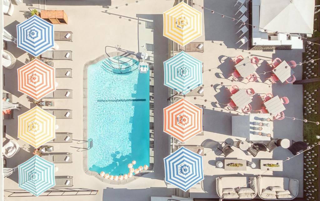 an aerial view of a building with a pool and umbrellas at Le Parc at Melrose in Los Angeles
