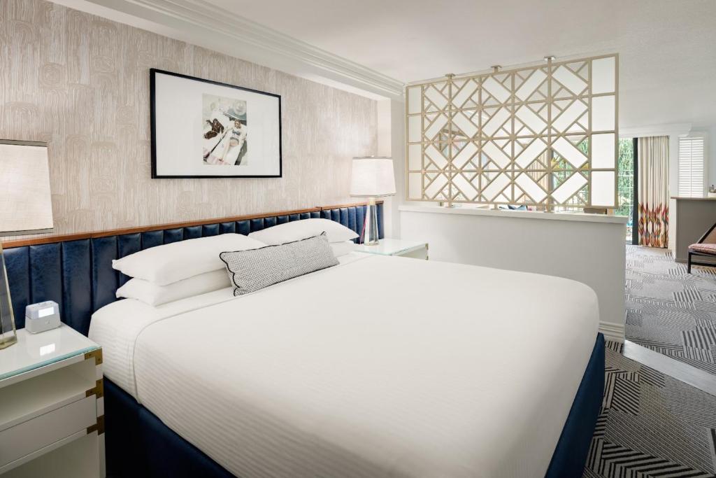 a bedroom with a large white bed in a room at Le Parc at Melrose in Los Angeles